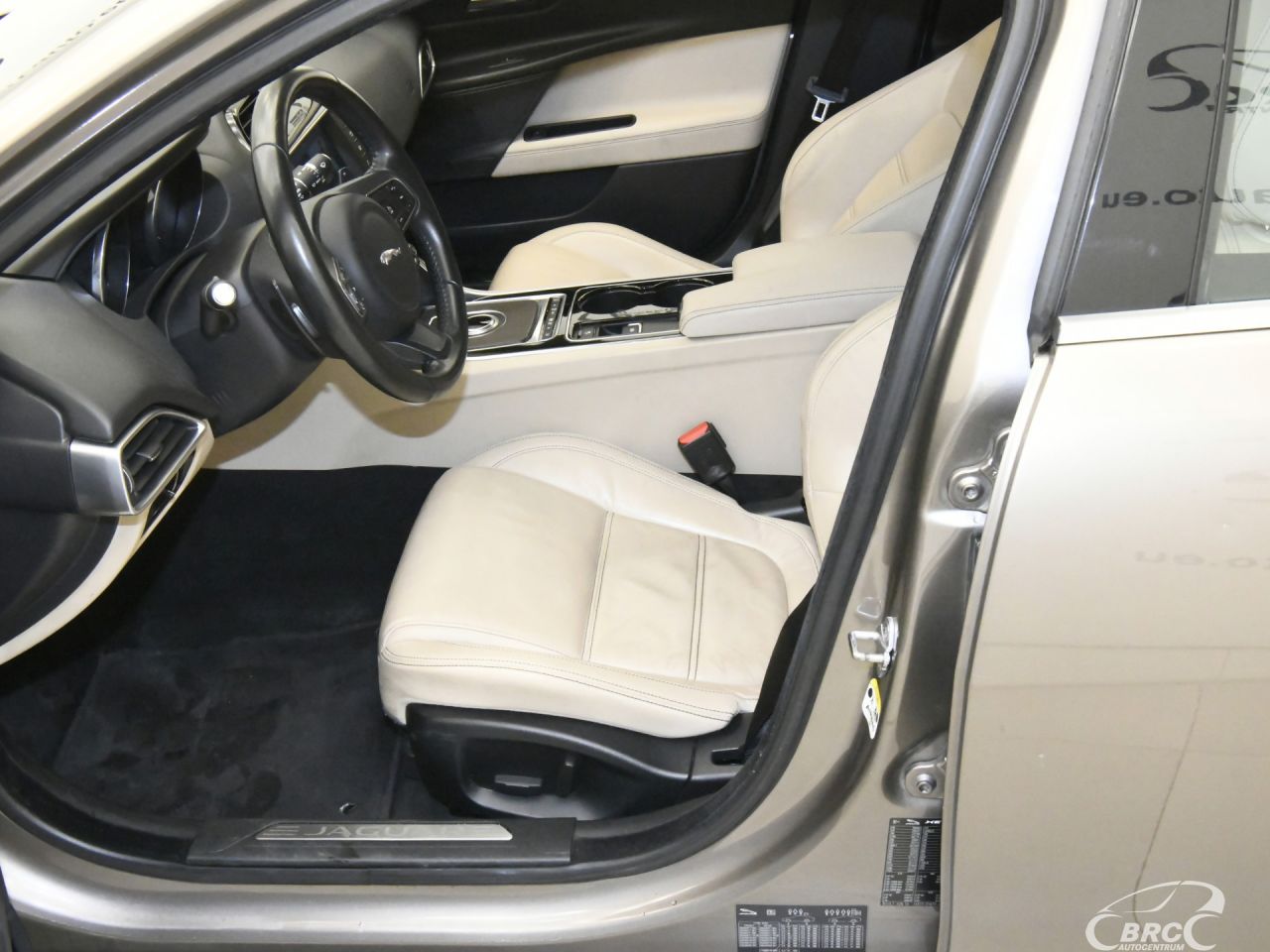 Jaguar XE | 19