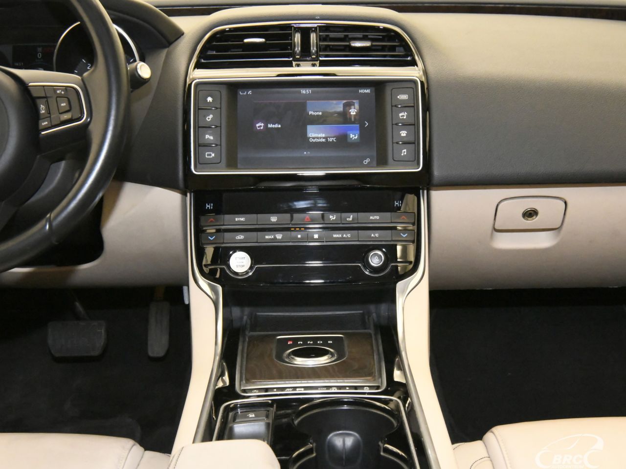 Jaguar XE | 13