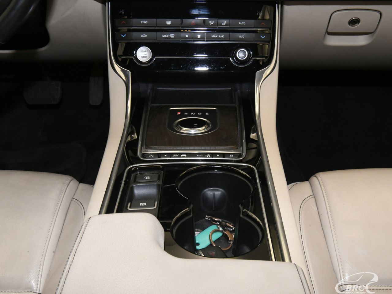 Jaguar XE | 16