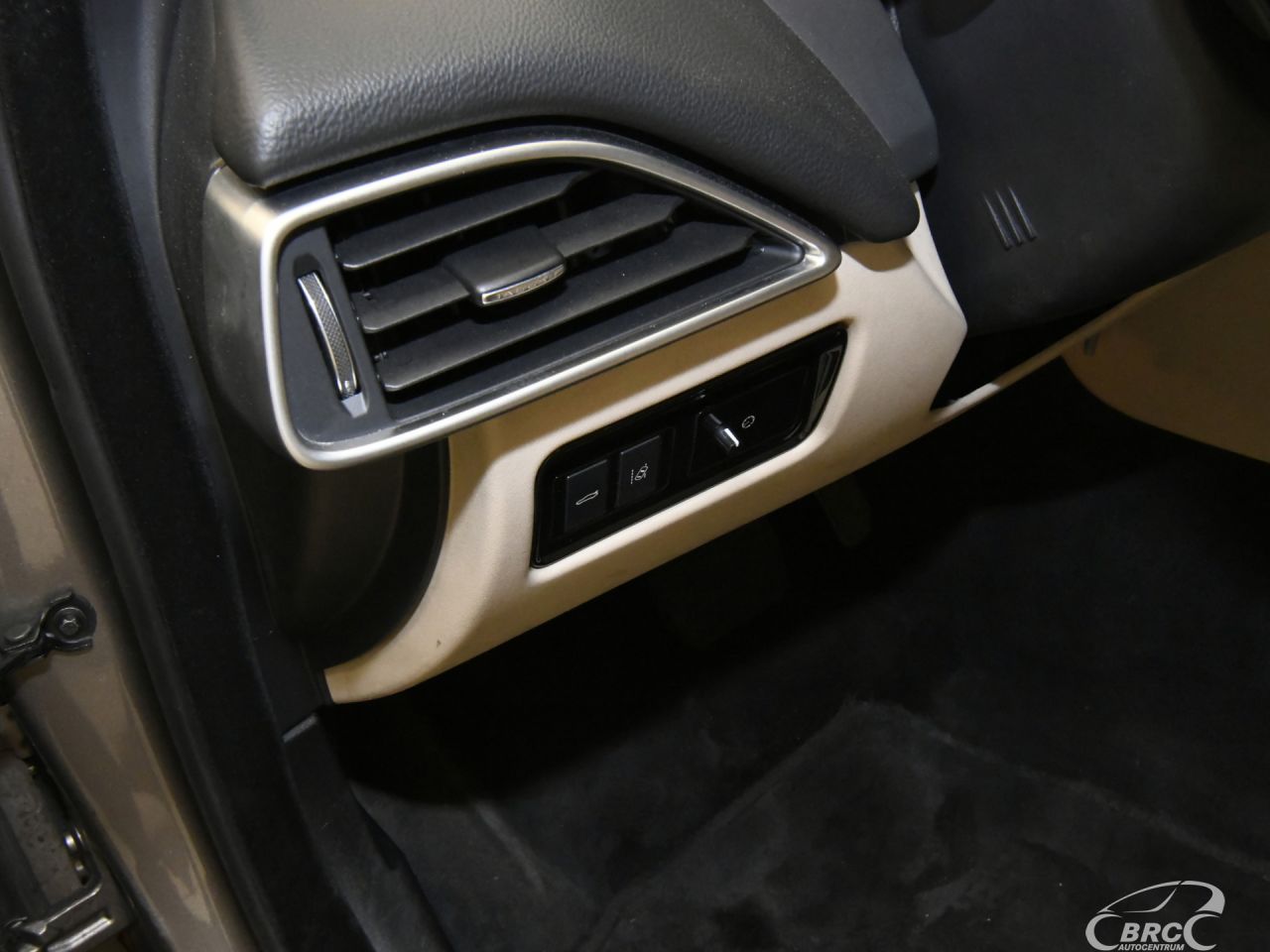 Jaguar XE | 23