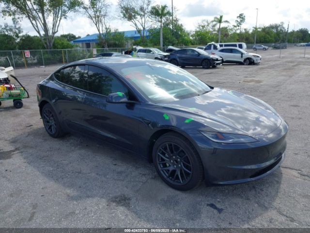 Tesla Model 3, Седан
