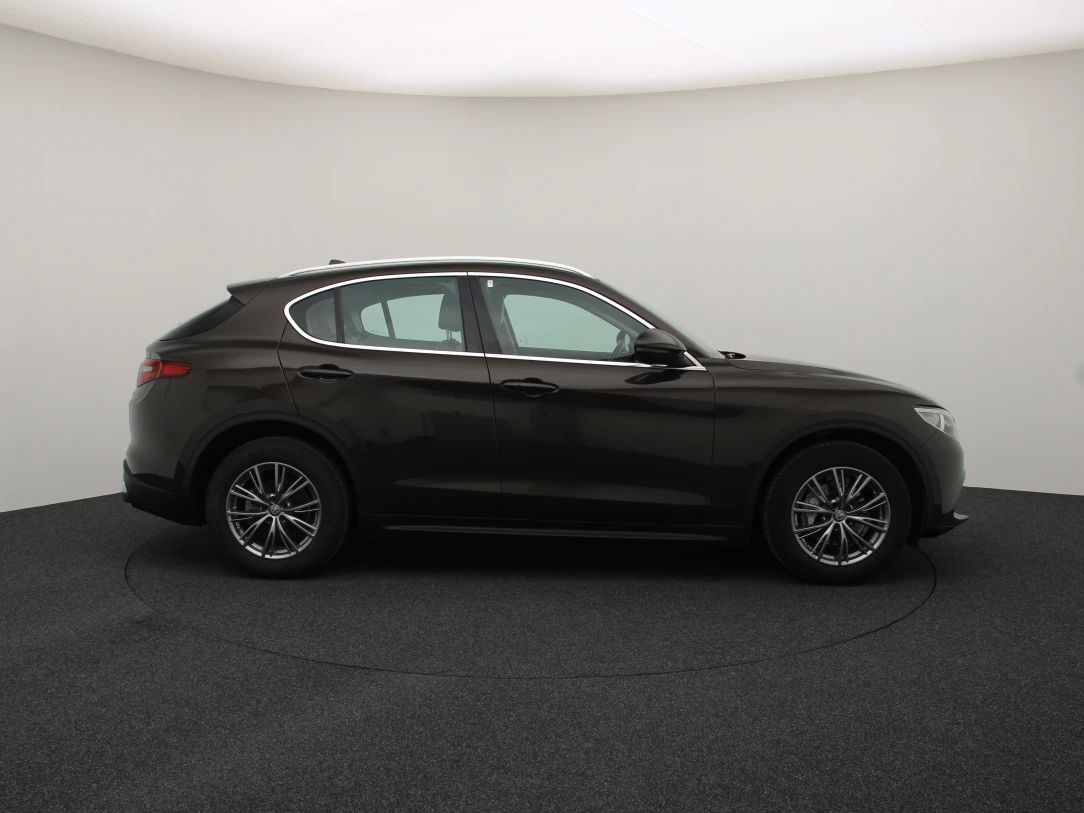 Alfa Romeo Stelvio | 8