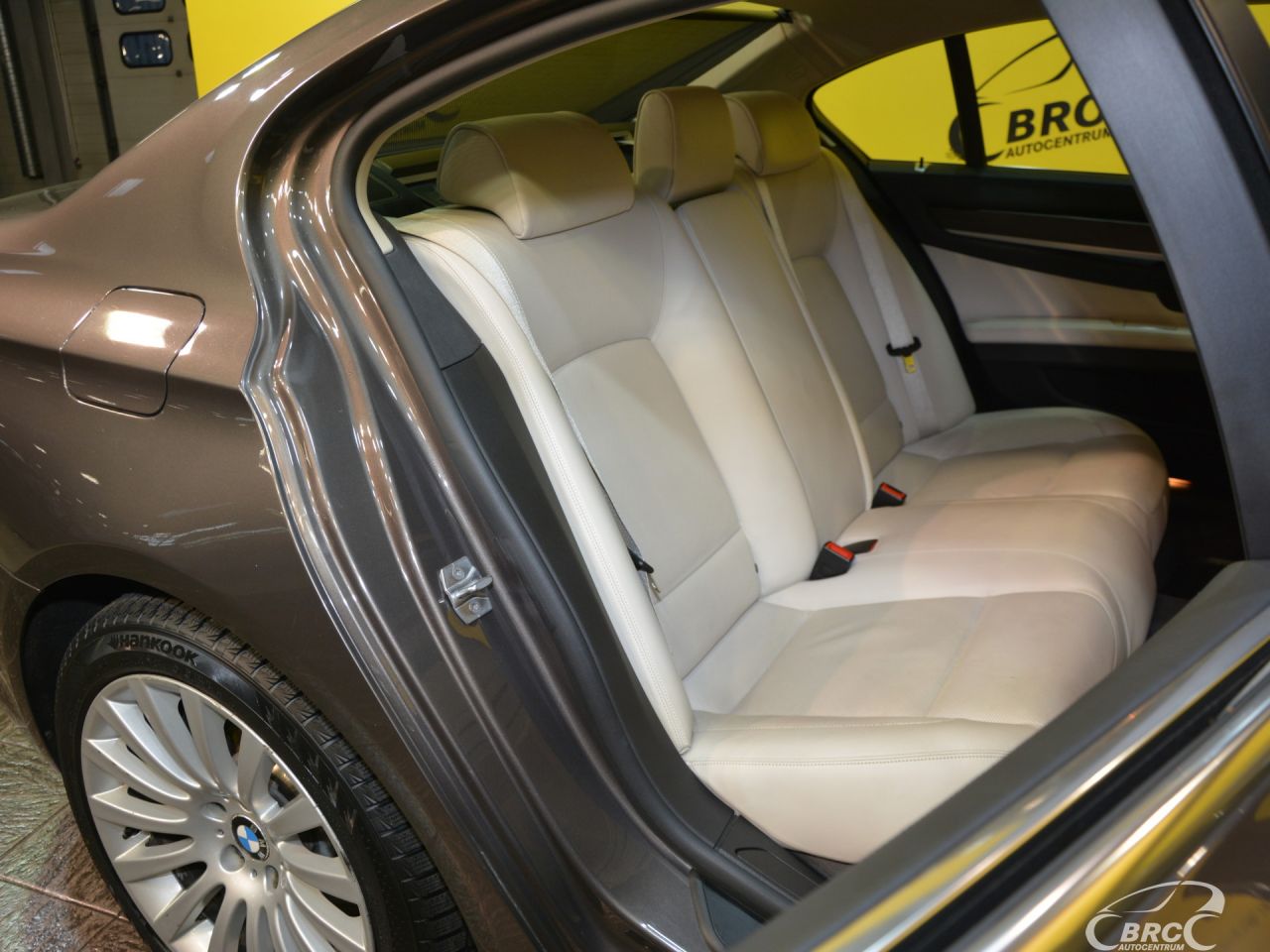 BMW 740 | 8