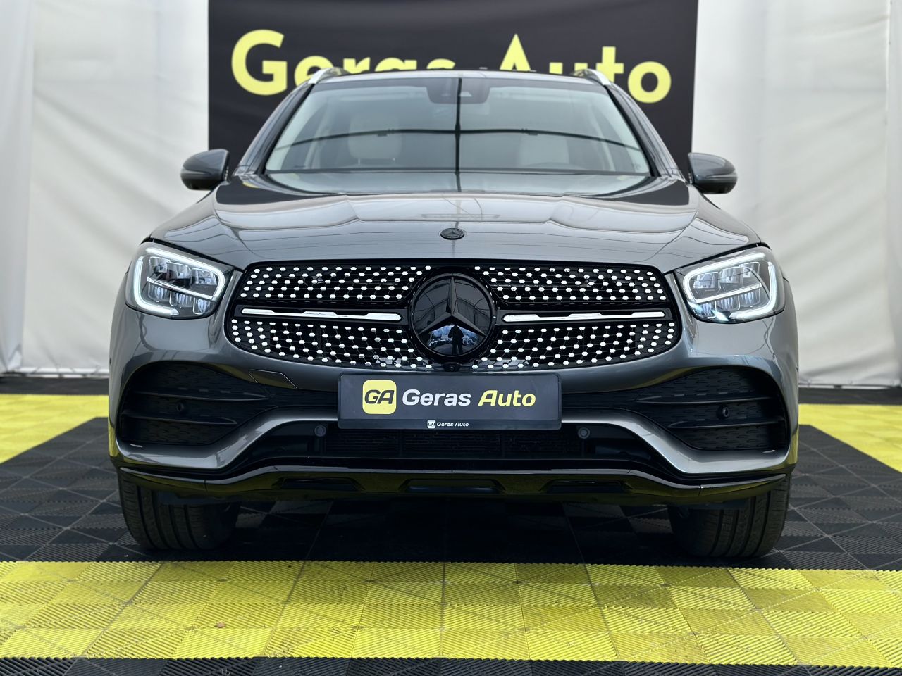 Mercedes-Benz GLC300 | 1