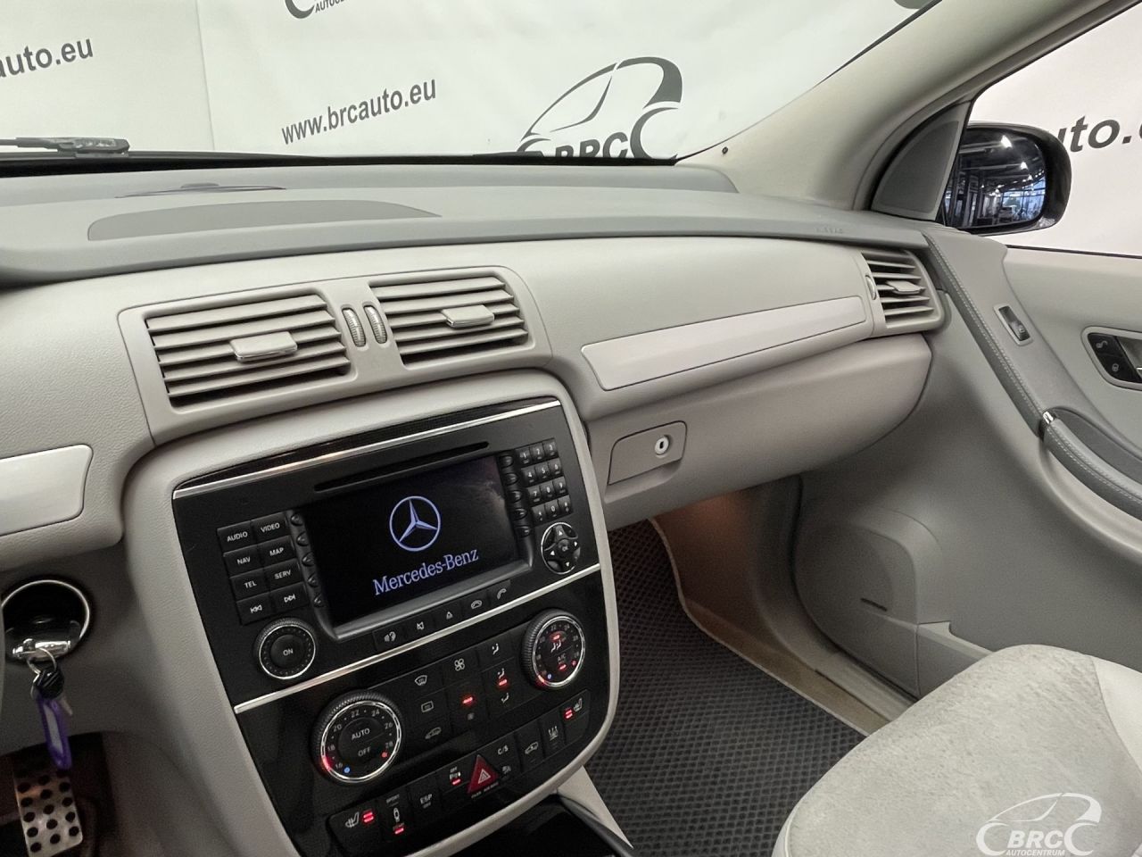Mercedes-Benz R320 | 26
