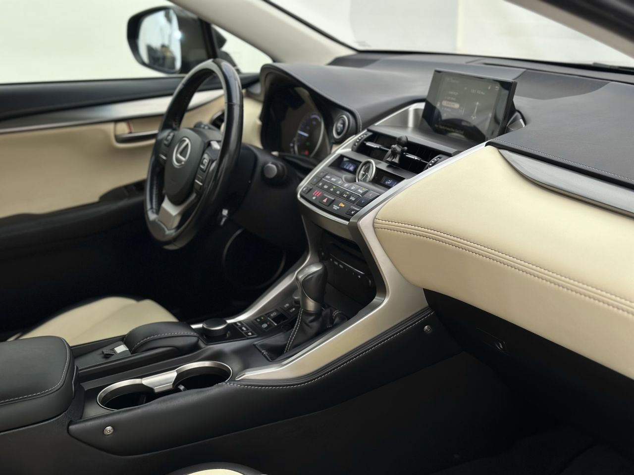 Lexus NX 300h | 13