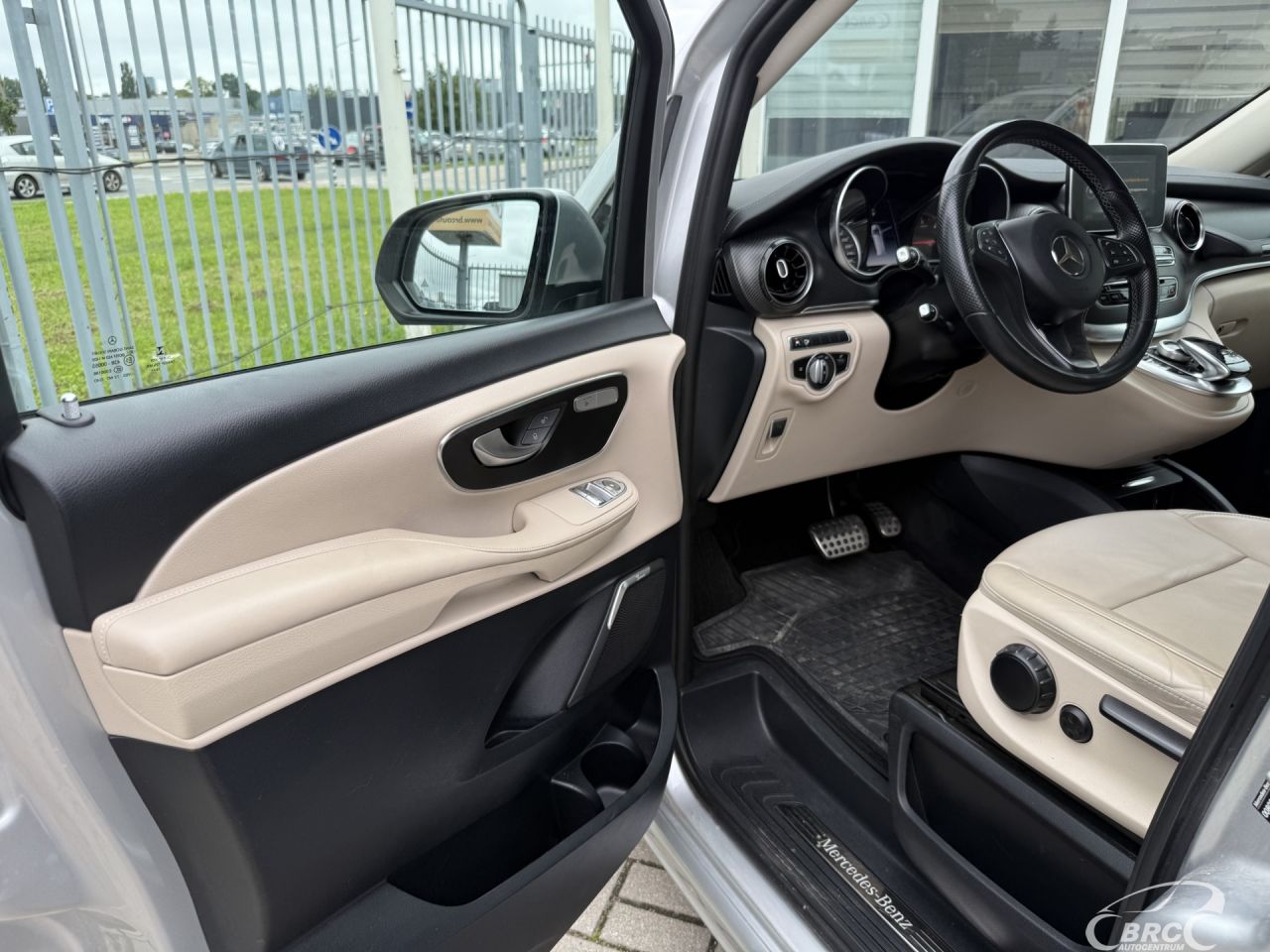 Mercedes-Benz V220 | 14