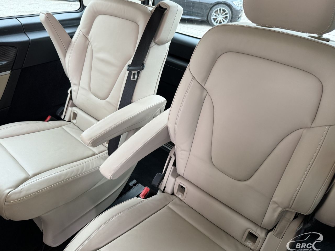 Mercedes-Benz V220 | 13
