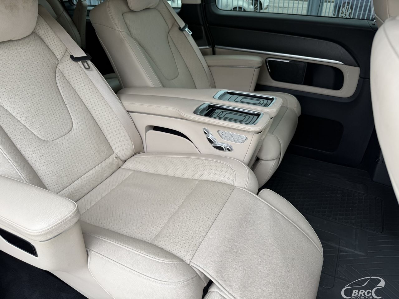Mercedes-Benz V220 | 7