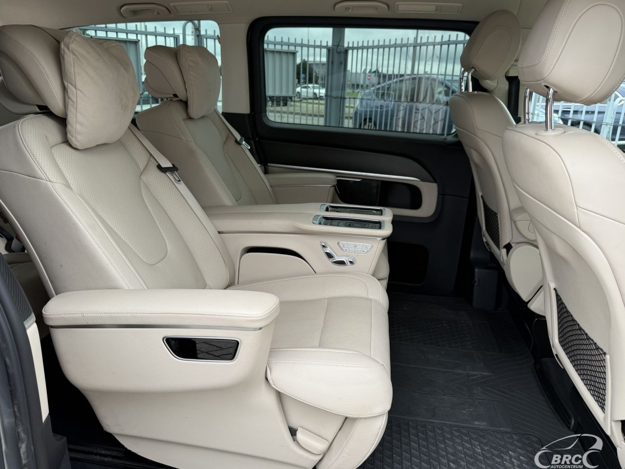 Mercedes-Benz V220 | 6