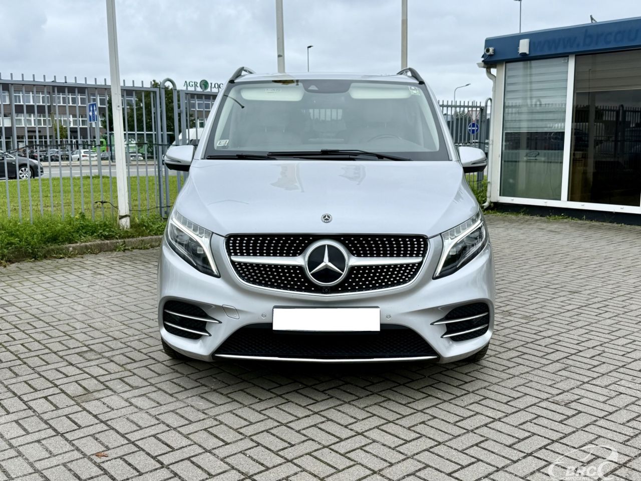 Mercedes-Benz V220 | 35