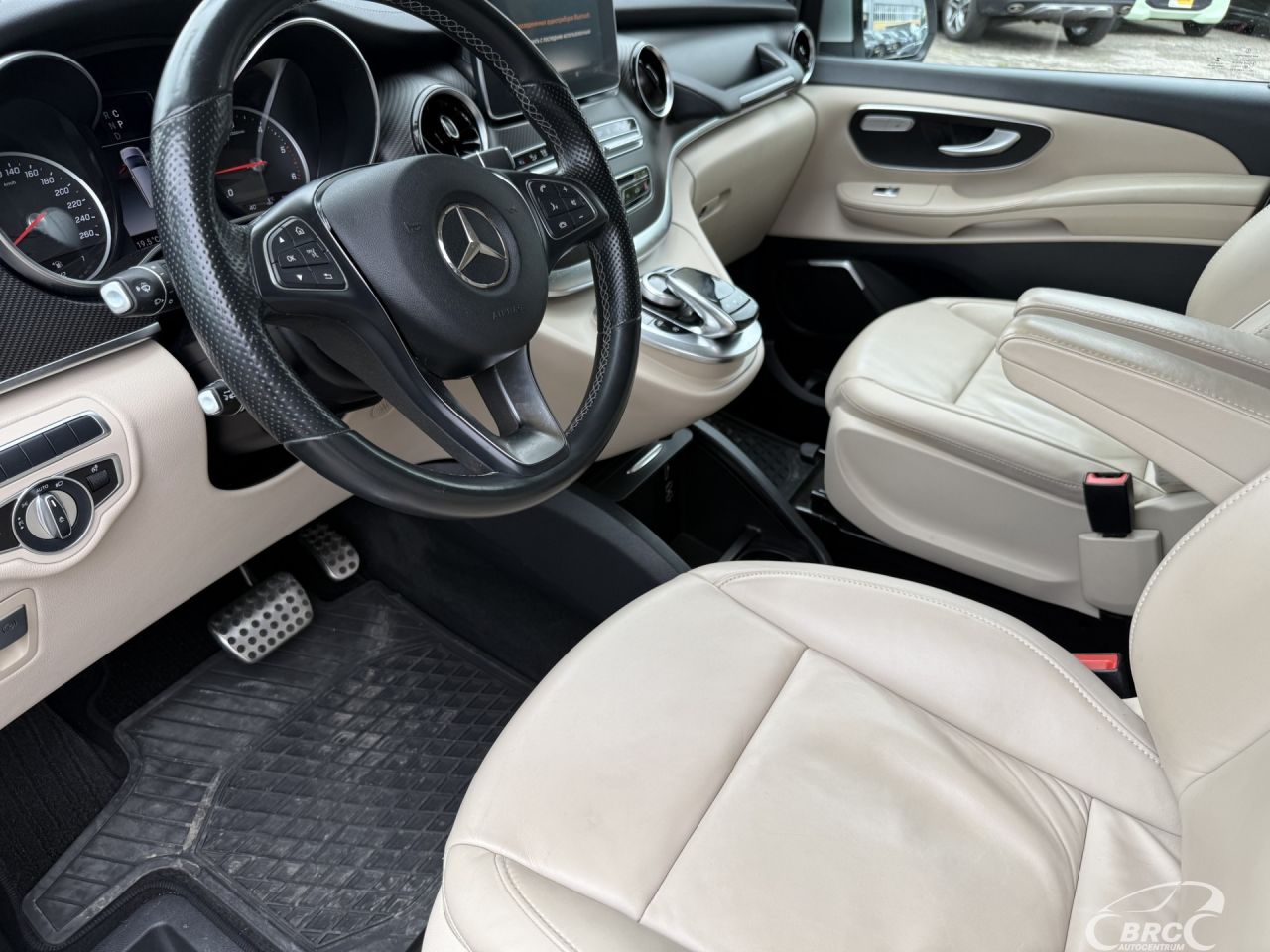 Mercedes-Benz V220 | 17