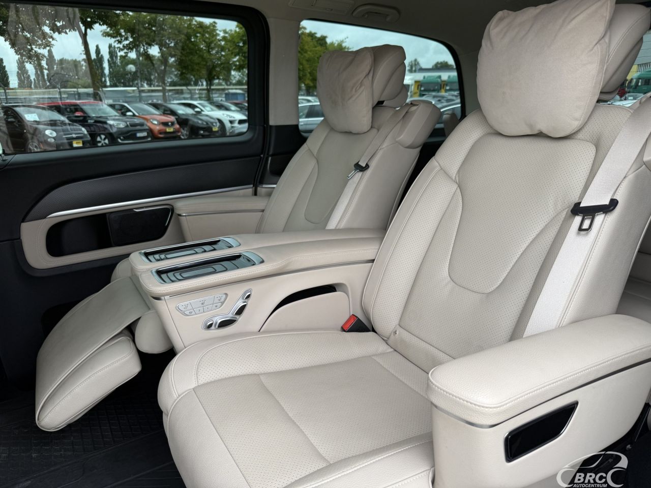 Mercedes-Benz V220 | 11