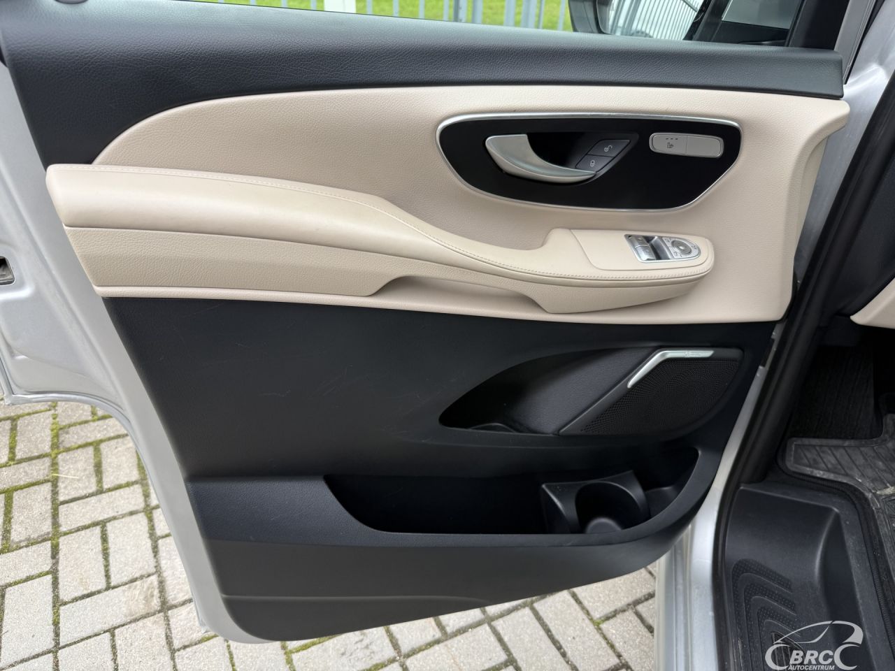 Mercedes-Benz V220 | 16