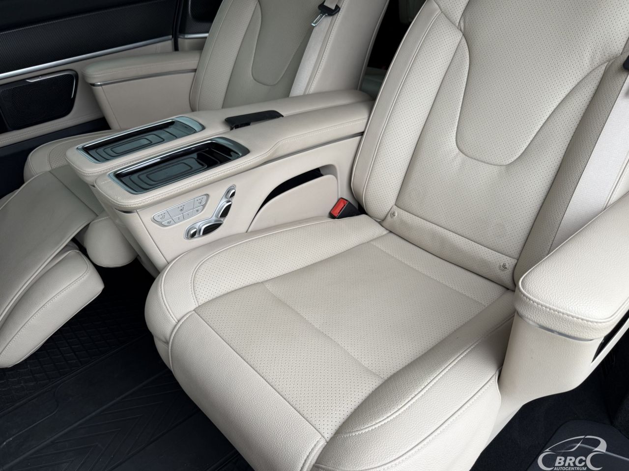 Mercedes-Benz V220 | 12