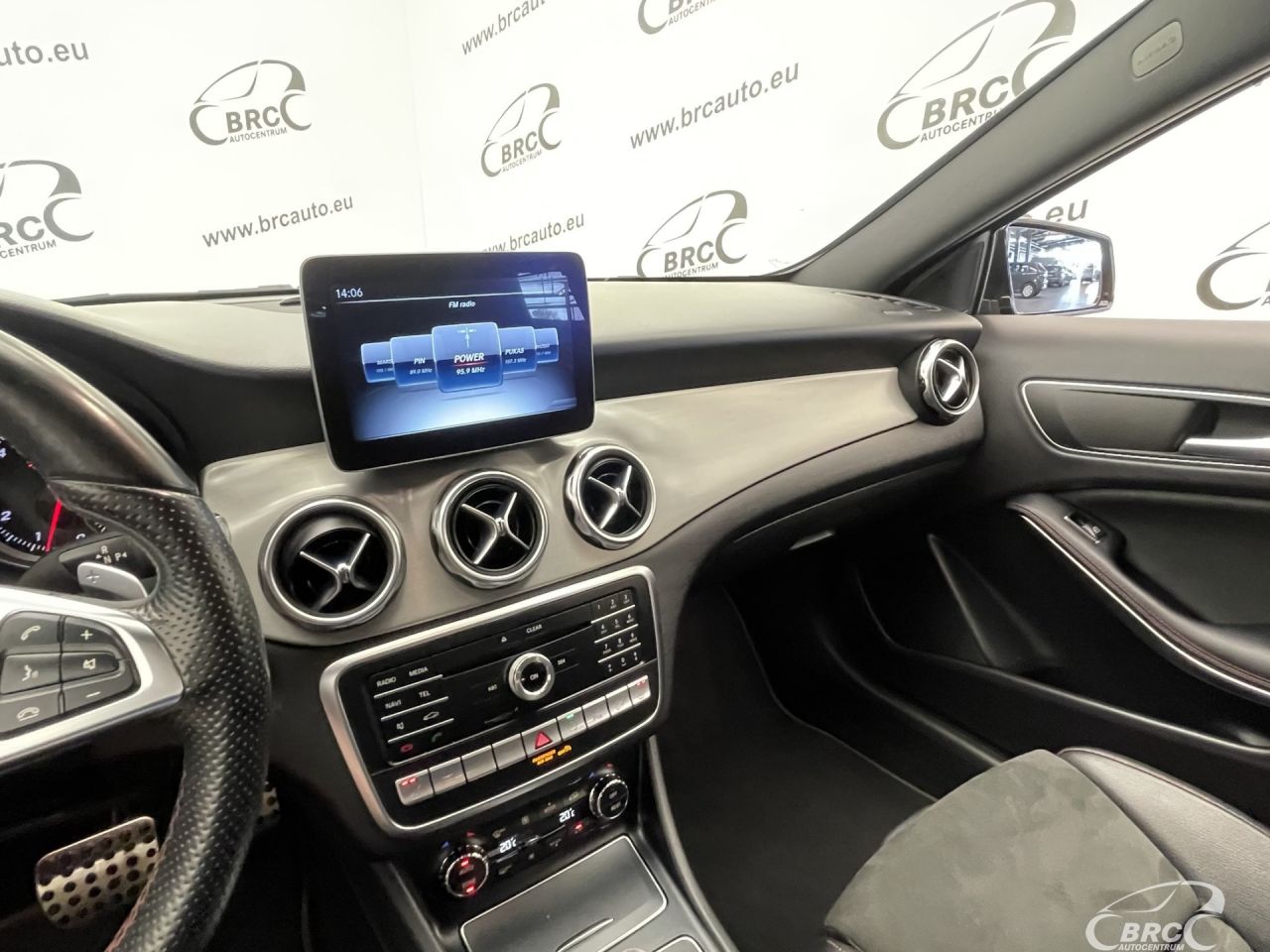 Mercedes-Benz GLA250 | 28