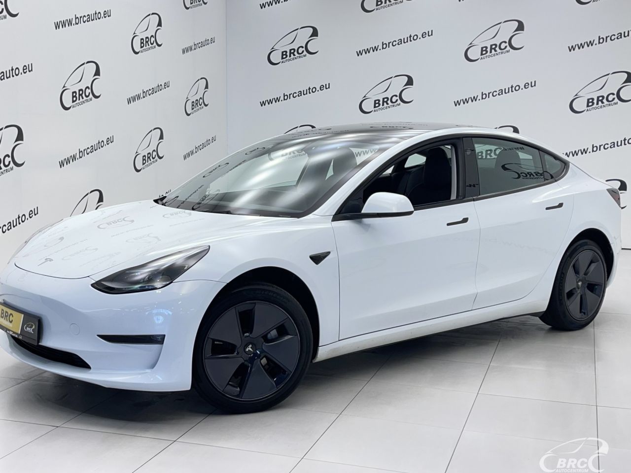 Tesla Model 3, sedanas