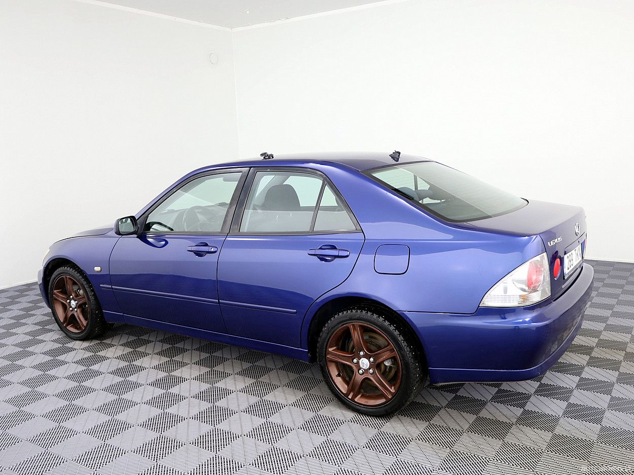 Lexus IS 200 | 3