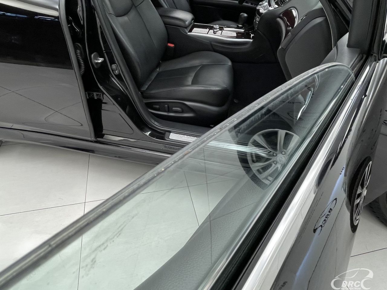 Infiniti Q70 | 8