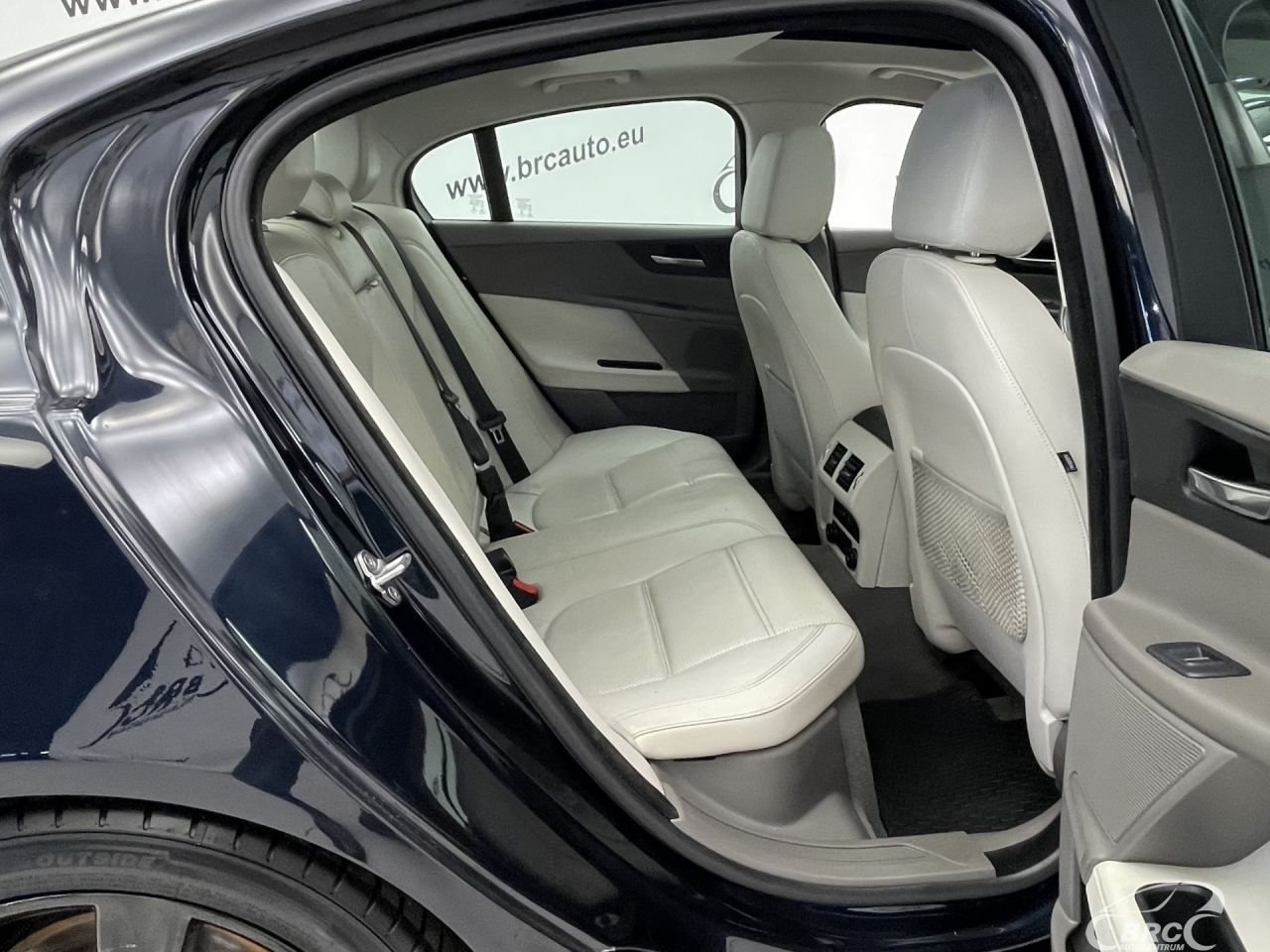 Jaguar XE | 10