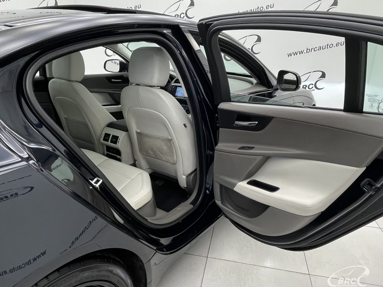 Jaguar XE | 13