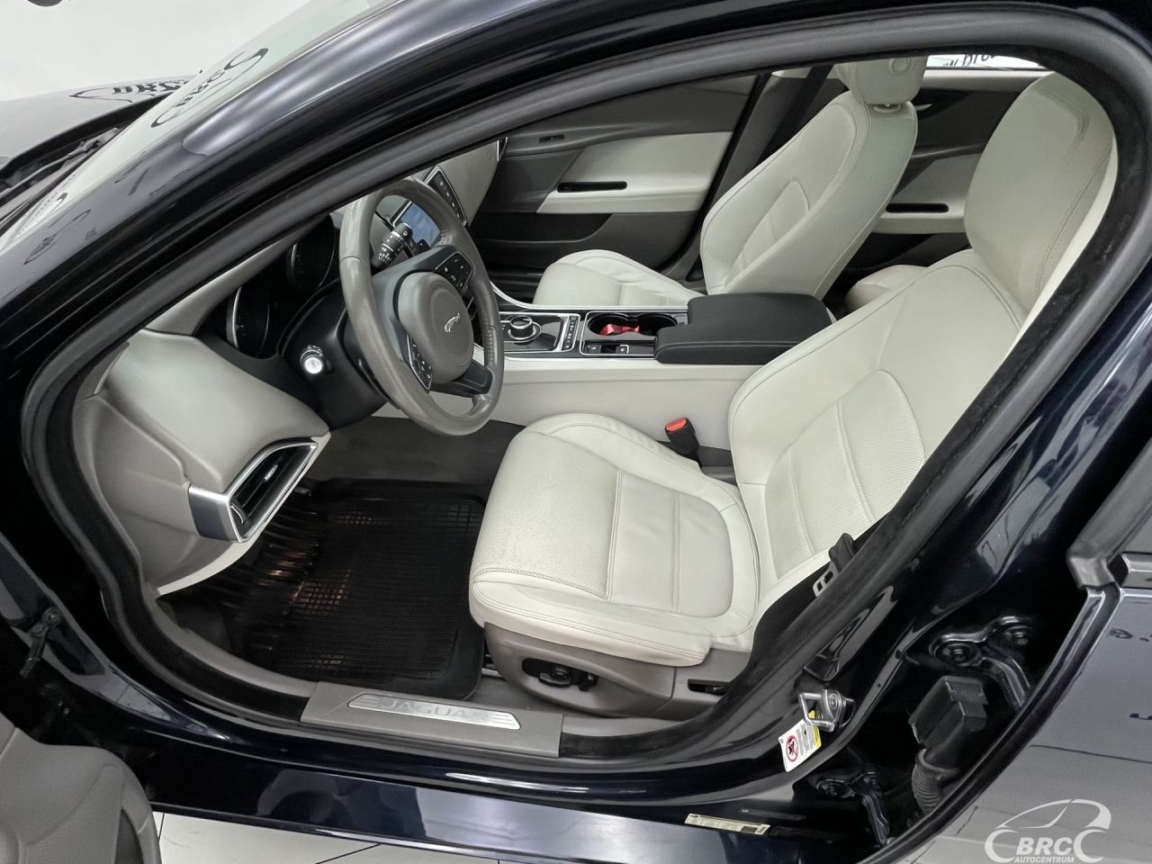 Jaguar XE | 23