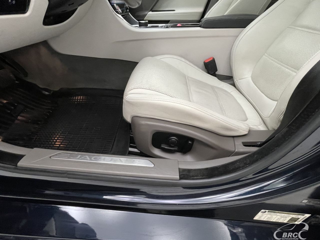 Jaguar XE | 24