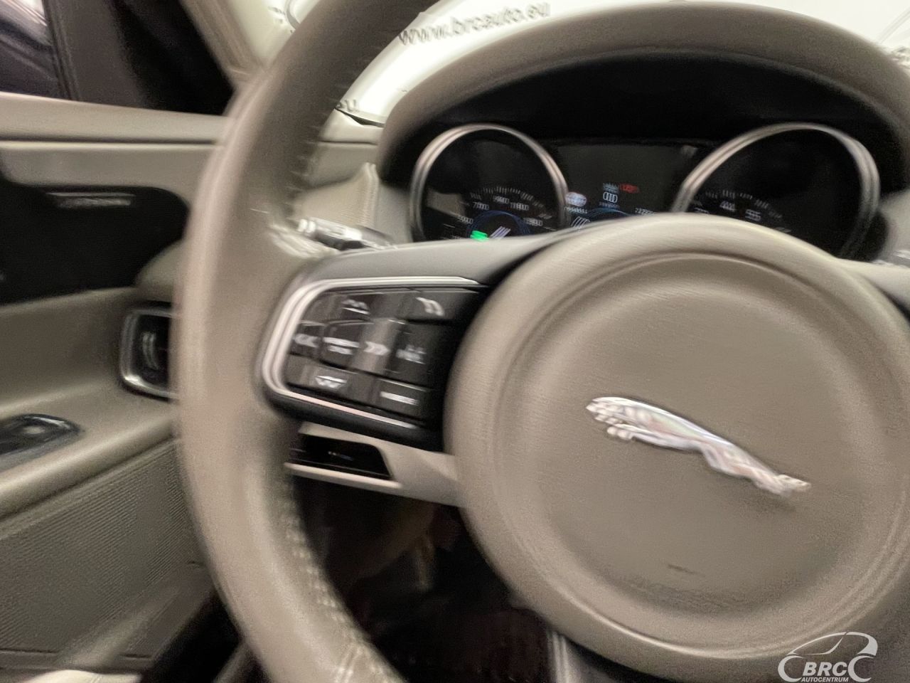 Jaguar XE | 32