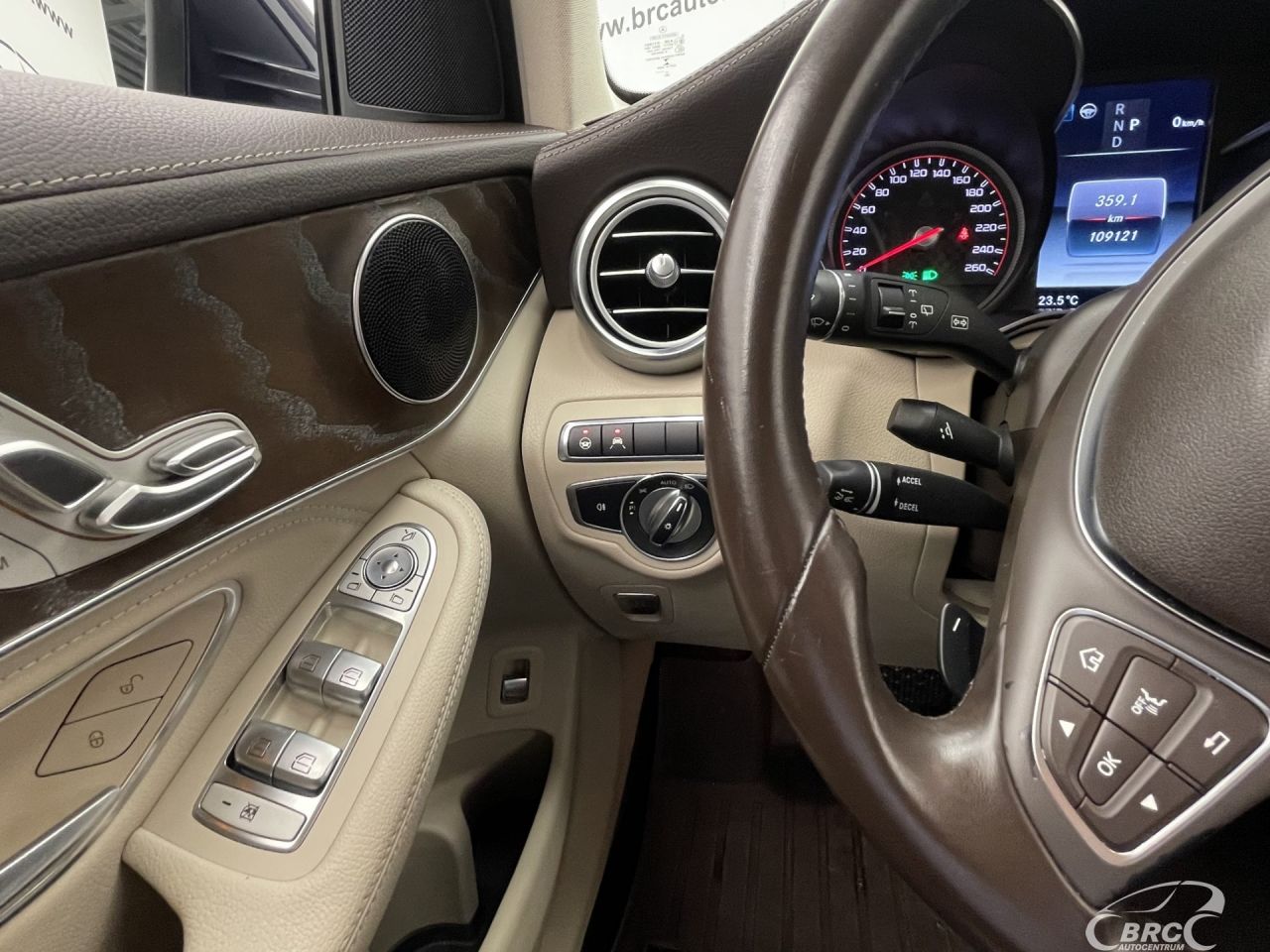 Mercedes-Benz GLC300 | 32