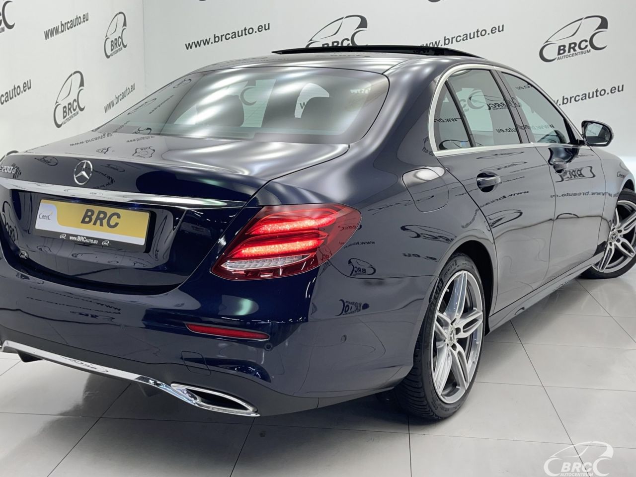 Mercedes-Benz E200 | 53