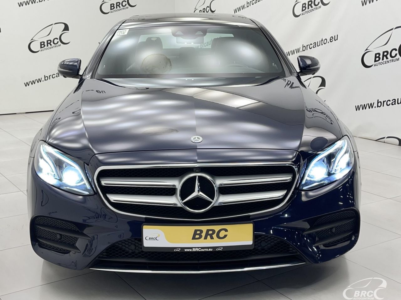 Mercedes-Benz E200 | 54
