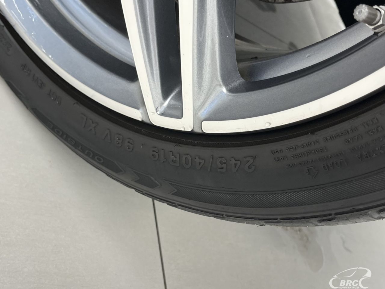 Mercedes-Benz E200 | 49