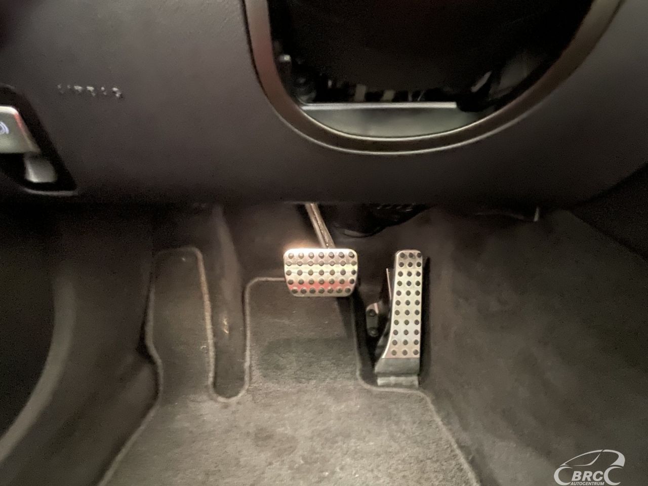 Mercedes-Benz E200 | 32