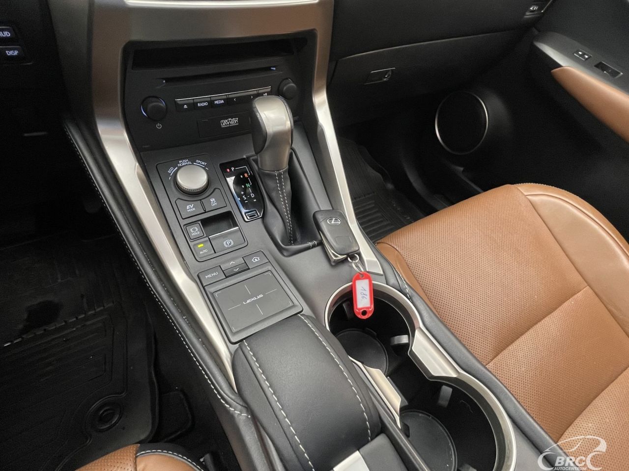 Lexus NX 300h | 28