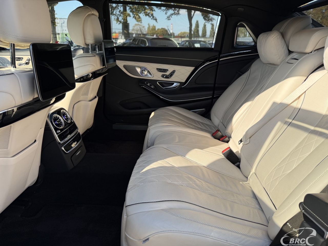 Mercedes-Benz S560 | 26