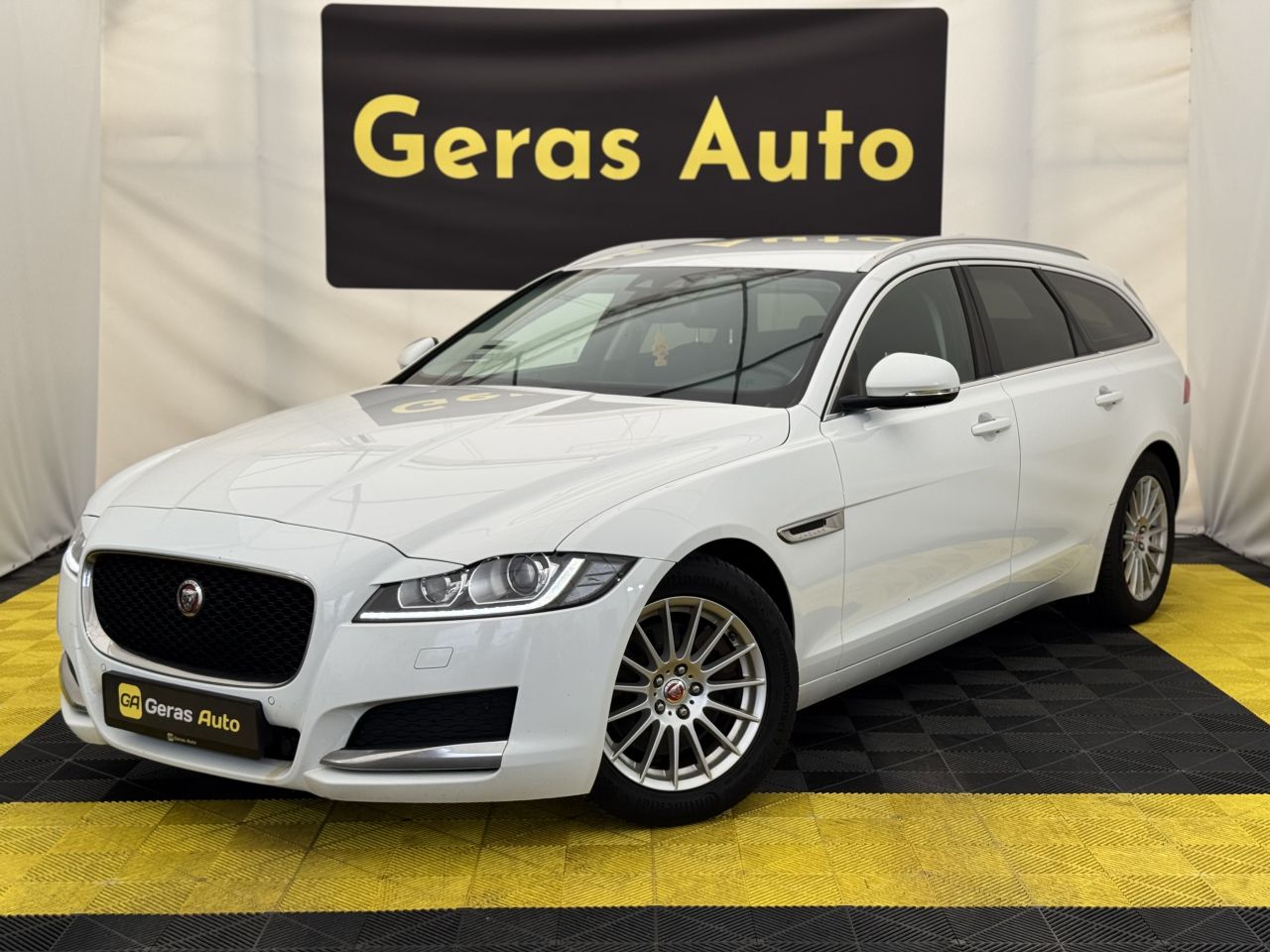 Jaguar XF, universal