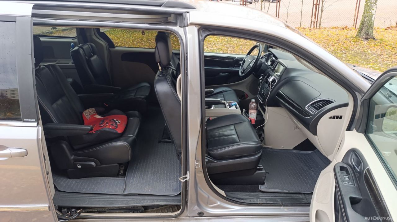 Chrysler Town & Country | 9