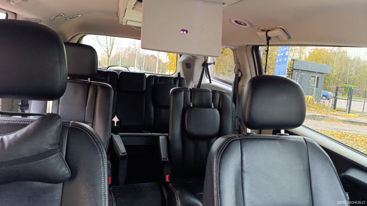 Chrysler Town & Country | 11