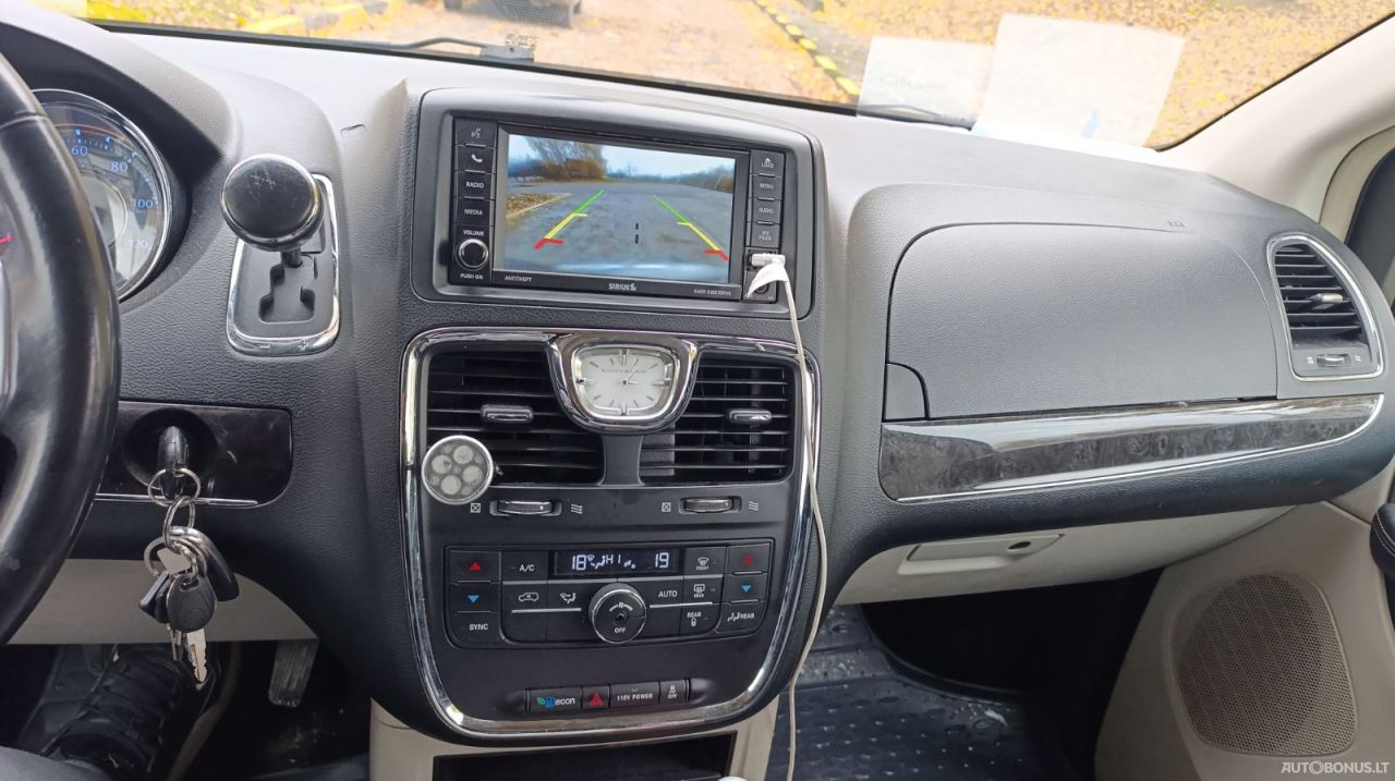 Chrysler Town & Country | 12