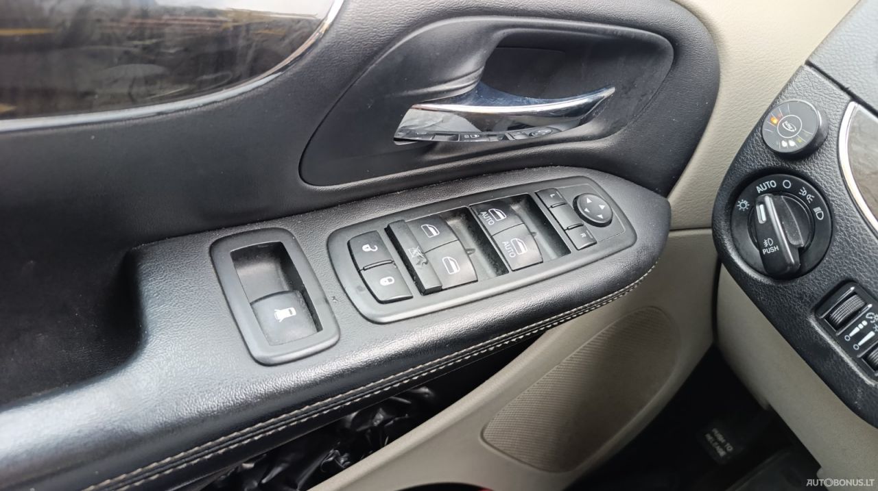 Chrysler Town & Country | 14