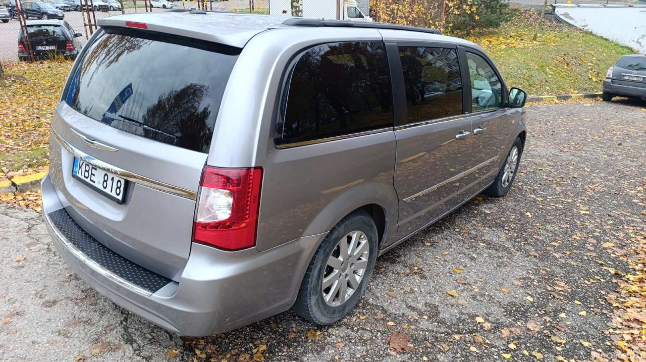 Chrysler Town & Country | 3