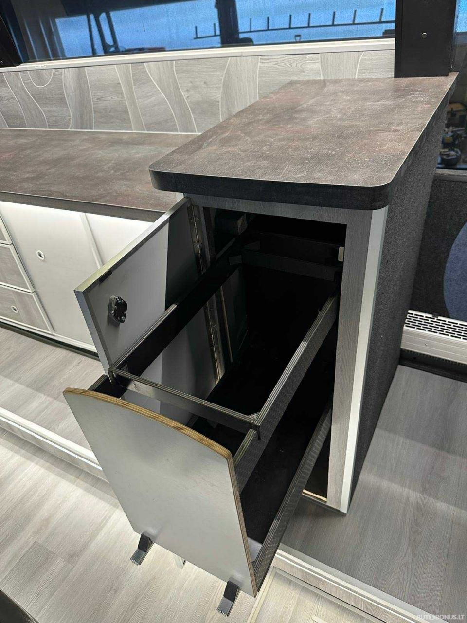 Volvo B12B, Prikabinamas namelis | 11