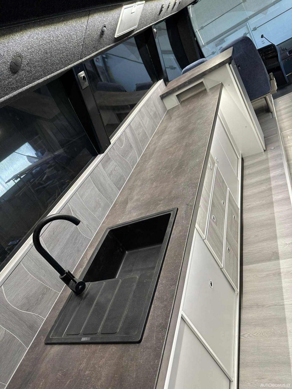 Volvo B12B, Prikabinamas namelis | 7