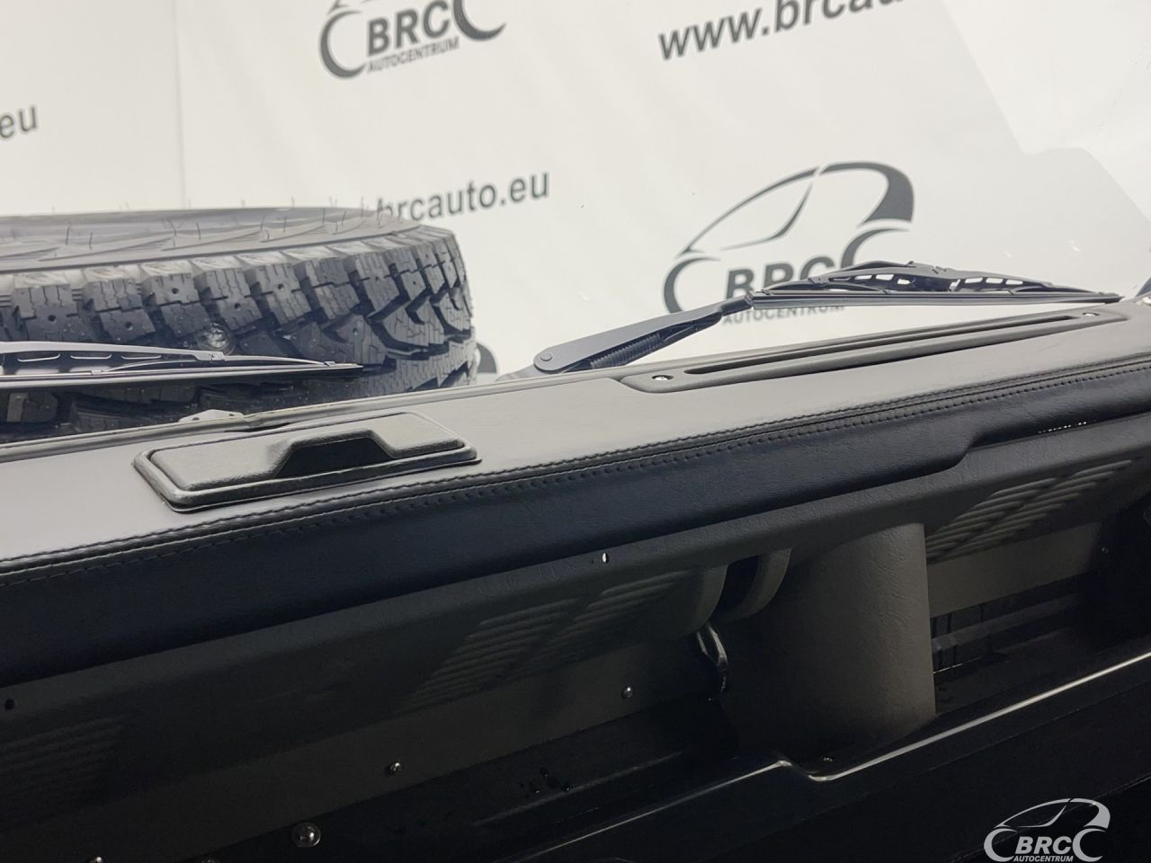 Land Rover Defender | 32