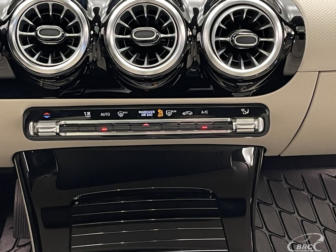 Mercedes-Benz CLA180 | 16