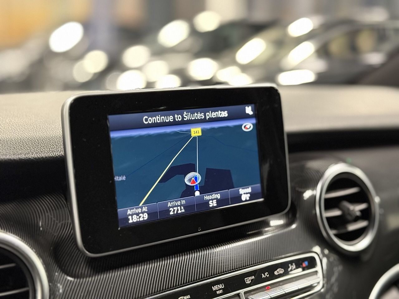 Mercedes-Benz V220 | 11