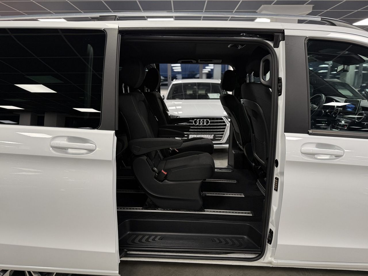 Mercedes-Benz V220 | 29