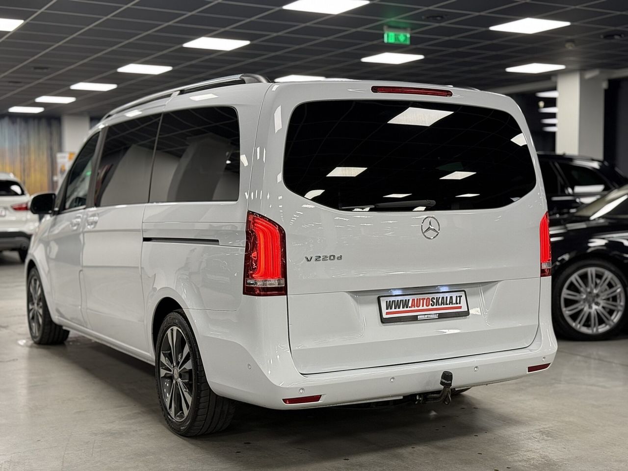 Mercedes-Benz V220 | 4