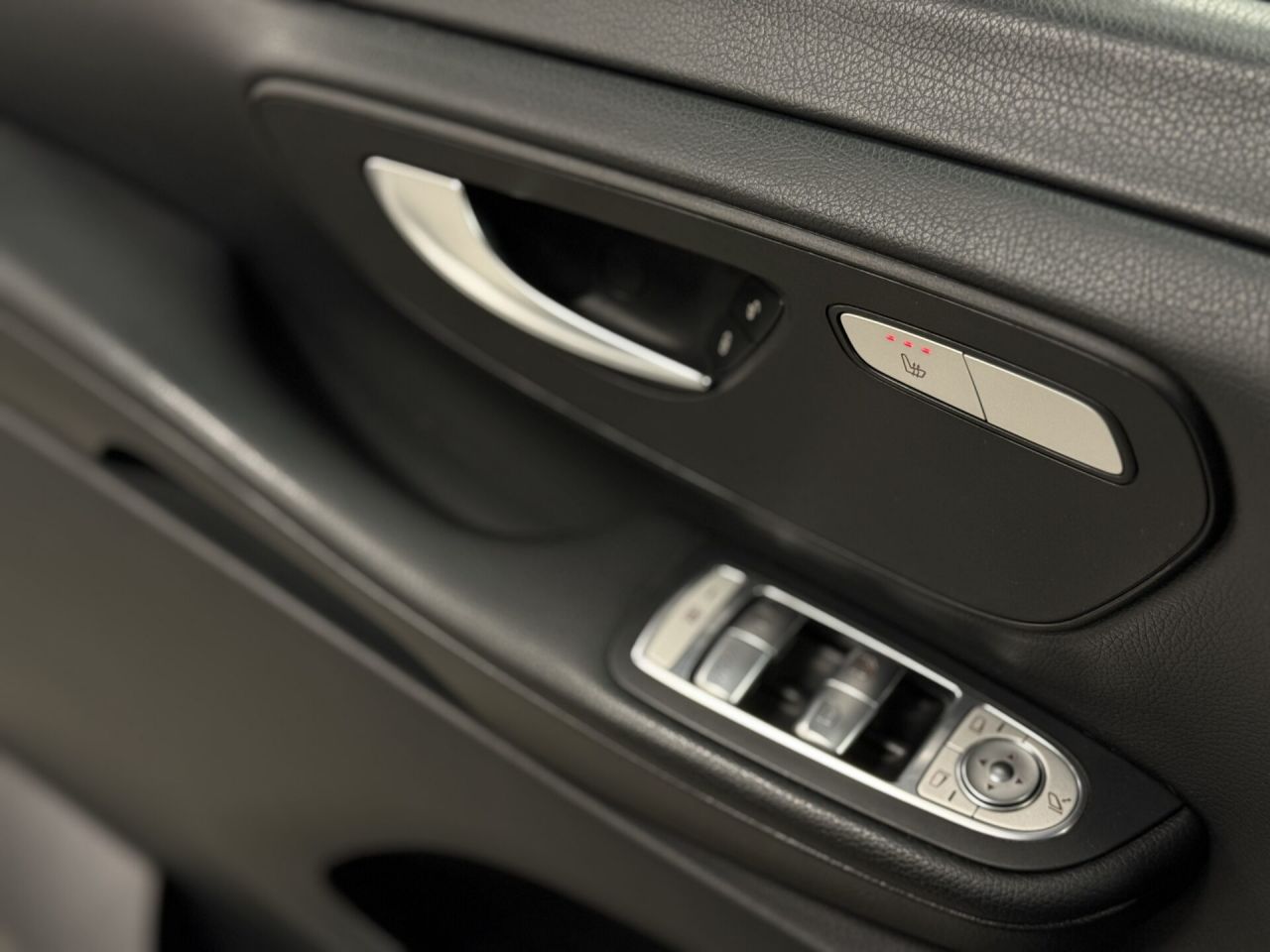 Mercedes-Benz V220 | 12