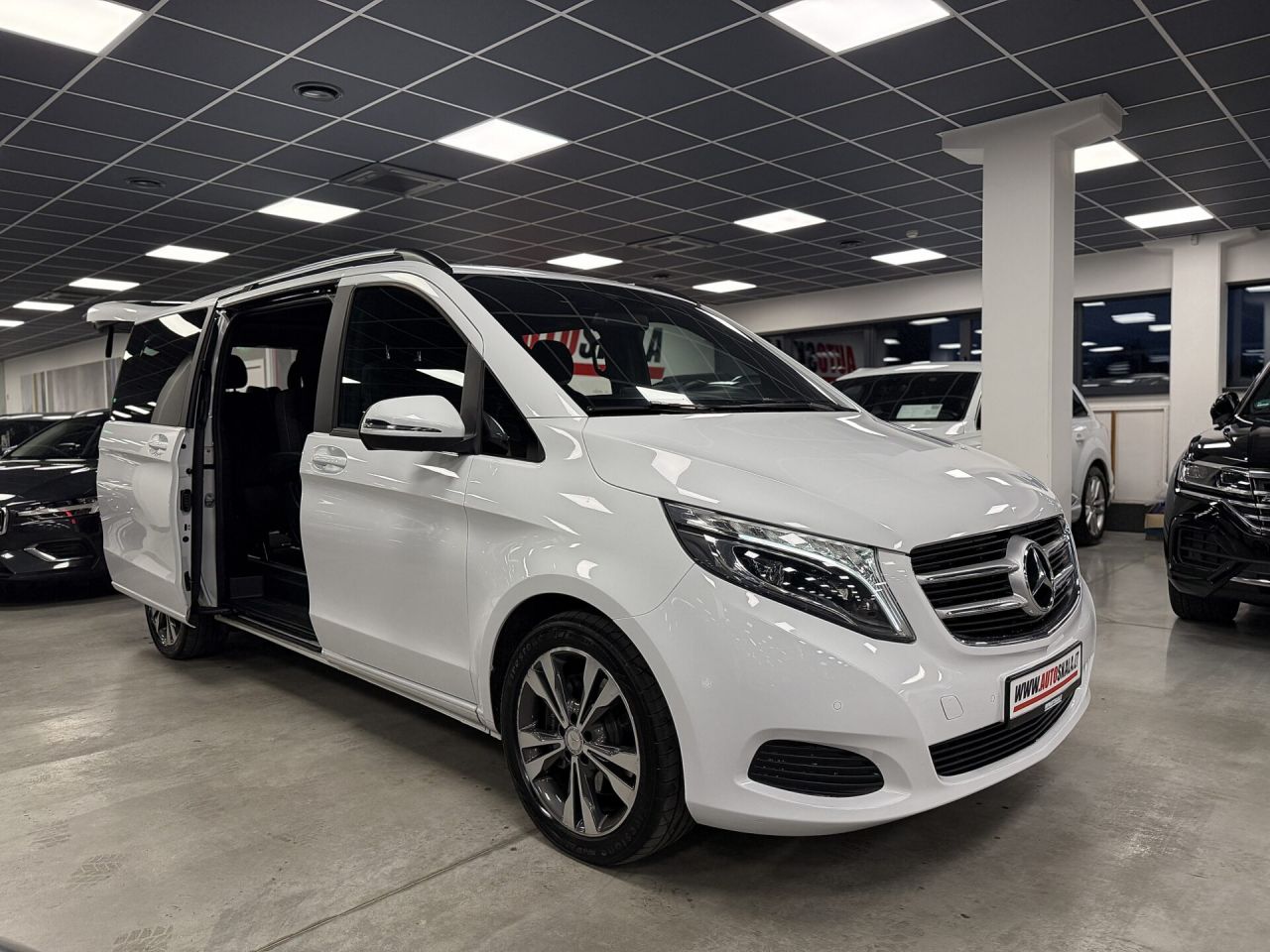 Mercedes-Benz V220 | 23